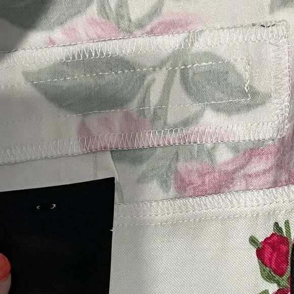 SOHO Apparel LTD Floral Print Shorts High Waisted White Pink Rose Size 8 - Picture 6 of 12